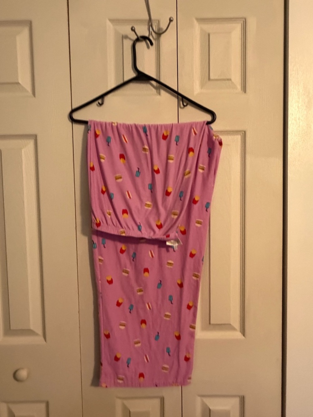 Pink lightweight knit pants with adorable print.